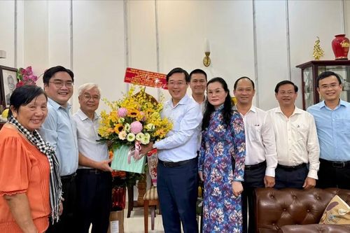 Phó Bí thư Thường trực Thành ủy TPHCM Lê Quốc Phong thăm các nhà giáo tiêu biểu