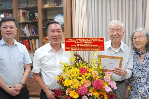 Trưởng Ban Tổ chức Thành ủy TPHCM Phạm Thành Kiên thăm các nhà giáo tiêu biểu