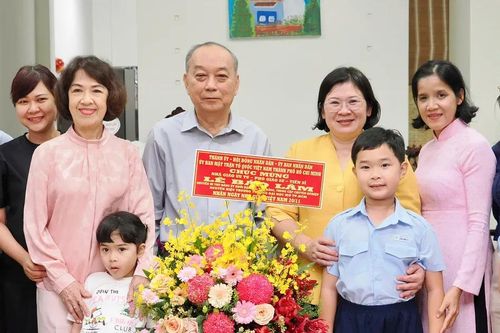 Phó Bí thư Thành ủy TPHCM Văn Thị Bạch Tuyết thăm các nhà giáo tiêu biểu