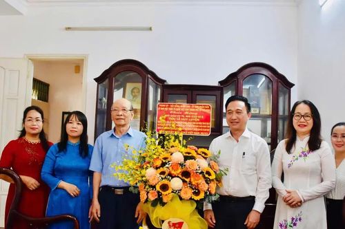 Phó Bí thư Thành ủy TPHCM Đặng Minh Thông thăm, chúc mừng các nhà giáo tiêu biểu