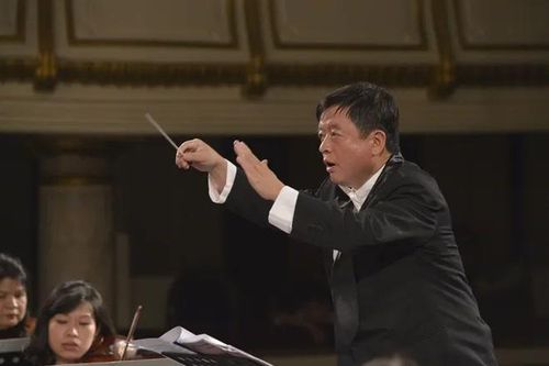 Nhạc sĩ Đỗ Hồng Quân chỉ huy dàn nhạc trong chương trình 'Đỗ Nhuận - Âm thanh cuộc đời'