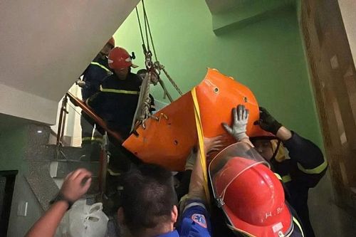 Cứu người đàn ông nặng 150 kg bị tai biến, kẹt ở tầng 3 căn nhà sâu trong hẻm