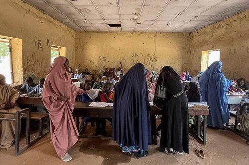 Tay súng xông vào trường học, bắt cóc hàng chục nữ sinh ở Nigeria