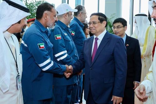 Thủ tướng Phạm Minh Chính thăm tổ hợp lọc dầu lớn và hiện đại nhất Trung Đông