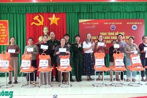 Trao quà gần 200 triệu đồng ủng hộ người dân làng chài Xuân Thạnh