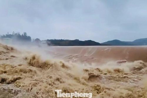 Mưa xối xả suốt đêm, lũ các sông ở Quảng Ngãi đang lên nhanh