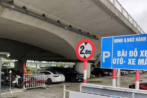 Gầm cầu thành bãi đỗ xe ngay giữa trung tâm Đà Nẵng