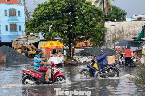Triều cường kết hợp mưa lớn, người dân TPHCM chật vật giữa biển nước