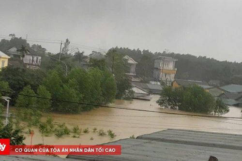Hơn 12.200 ngôi nhà ở Huế ngập sâu, giao thông tê liệt