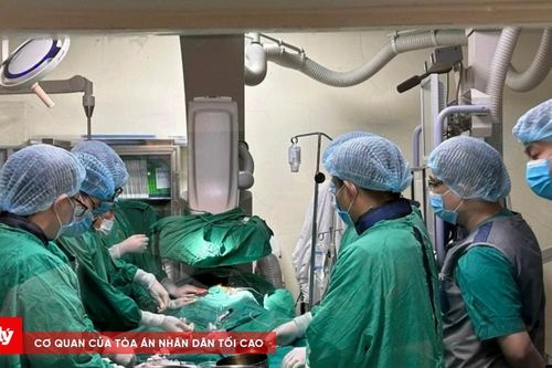 Thay van động mạch chủ qua da cho nữ bệnh nhân