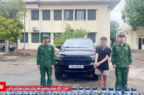 Phát hiện 40 bình khí N2O nghi nhập lậu trong đêm