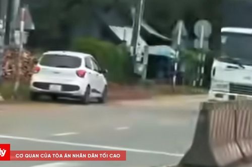 CSGT TP.HCM phạt tài xế ô tô đi ngược chiều