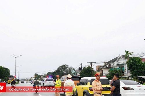 Đỗ xe trên cầu, thói quen nguy hiểm mùa mưa lũ