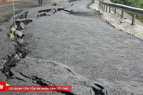 Mưa bão khiến nhiều tuyến đường ở Quảng Ngãi sạt lở nghiêm trọng
