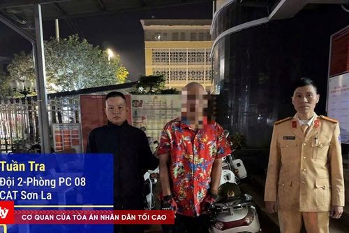 Người đàn ông tạt đầu ô tô khiến nhiều người dân hú vía