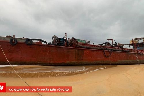 Sóng đánh khiến tàu hàng chở 2.000 lít dầu 'mắc cạn'