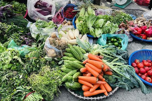 Giá rau xanh tăng 'phi mã', bà nội trợ dè xẻn từng mớ rau, quả cà chua