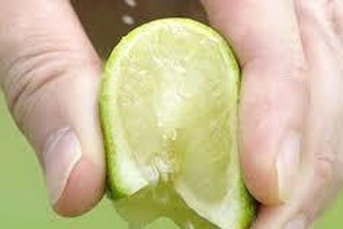 Chồng đột quỵ trong nhà vệ sinh, vợ nhanh tay vắt chanh vào miệng 'cầu may'