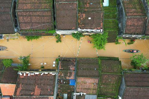 Hội An ngập lụt, du khách vẫn đổ về tham quan, ngồi thuyền ngắm phố cổ