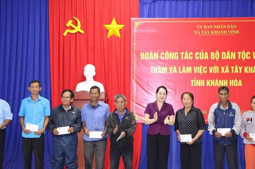 Thứ trưởng Nông Thị Hà thăm và tặng quà người dân miền núi Khánh Hòa