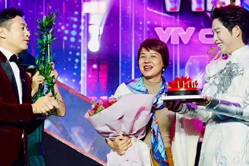 MC Diễm Quỳnh xúc động với món quà bất ngờ từ MC Anh Tuấn