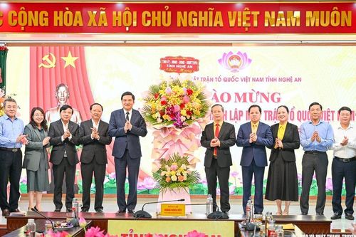 Phó Bí thư Thường trực Tỉnh ủy Hoàng Nghĩa Hiếu chúc mừng Ủy ban MTTQ tỉnh nhân ngày truyền thống