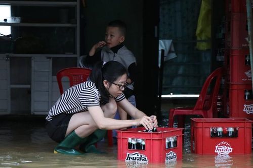 Người dân Huế dọn vệ sinh sau đợt mưa lũ thứ 4