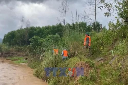 Quảng Trị: Nỗ lực tìm kiếm lái xe tải vượt ngầm tràn bị lũ cuốn trôi