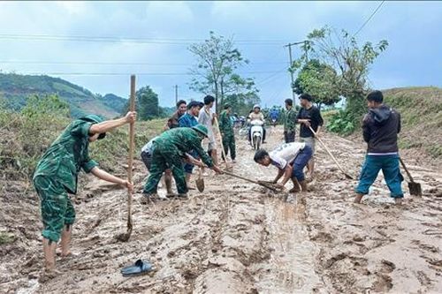 Quảng Trị hỗ trợ người dân khu vực biên giới khắc phục hậu quả mưa lũ