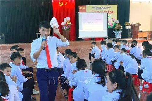 Người thầy truyền cảm hứng khoa học cho học trò đảo tiền tiêu