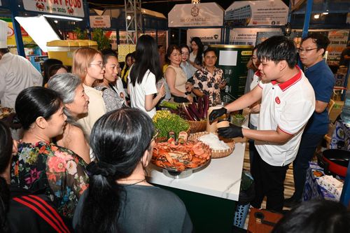Đông đảo người dân thưởng thức cua Lễ hội Ẩm thực cua Cà Mau
