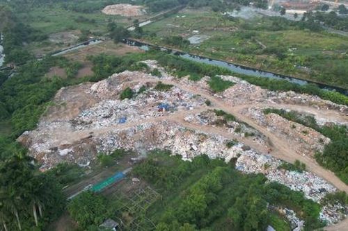 'Núi' rác thải giữa lòng Thủ đô