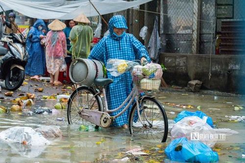 Mưa lớn ở Gia Lai, người dân sinh hoạt trong nước lũ