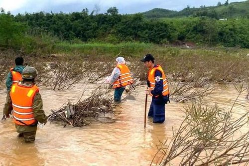 Lực lượng chức năng dầm mình tìm kiếm tài xế xe container bị lũ cuốn trôi