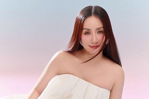 Khánh Thi hiếm hoi diện váy trễ vai, khoe nhan sắc gợi cảm ở tuổi 43