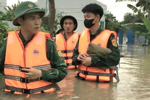 Khánh Hòa: Bộ đội Biên phòng dầm mình trong mưa lũ hỗ trợ người dân di dời đến nơi an toàn