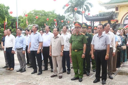 Phường Hà Tiên tổ chức lễ dâng hương tưởng nhớ bà Mạc Mi Cô và ông Mạc Thiên Tích