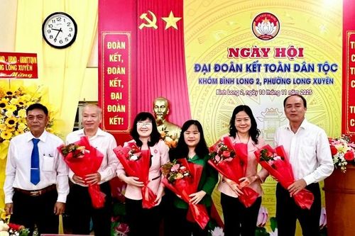Phó Bí thư Thường trực Đảng ủy Các cơ quan Đảng tỉnh dự Ngày hội Đại đoàn kết ở phường Long Xuyên