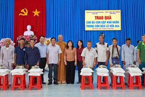 Trao 200 phần quà hỗ trợ bà con xã Vĩnh Trạch gặp khó khăn do thiên tai, bão lũ