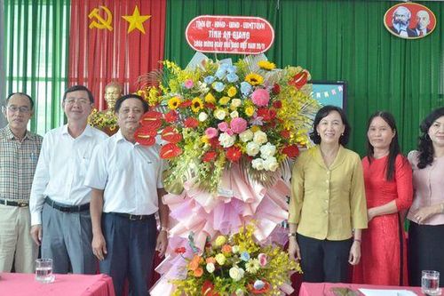 Phó Chủ tịch UBND tỉnh An Giang chúc mừng Ngày Nhà giáo Việt Nam