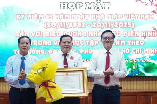 Tân Hội: Nhiều giáo viên nhận Huân chương Lao động hạng Ba và Bằng khen của Thủ tướng Chính phủ
