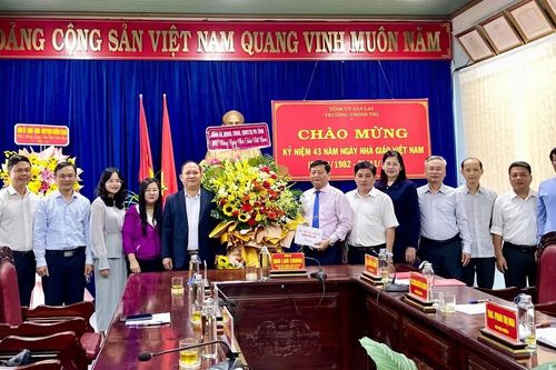 Phó Bí thư Thường trực Tỉnh ủy Rah Lan Chung thăm, chúc mừng Trường Chính trị tỉnh và Trường THPT chuyên Hùng Vương
