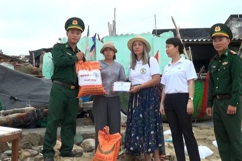 Trao hỗ trợ cho người dân làng chài Xuân Thạnh bị thiệt hại do bão số 13