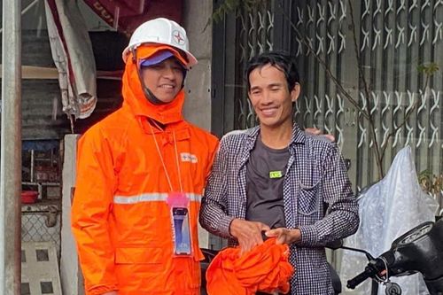 Gia Lai: Tổ trưởng kỹ thuật điện cứu người giữa dòng nước lũ