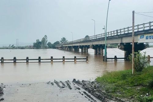 Tiếp tục điều tiết nước qua tràn hồ chứa Ayun Hạ và Ia Mláh