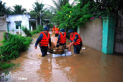 Trung đoàn Không quân 937 hỗ trợ phường Đô Vinh ứng phó mưa lũ