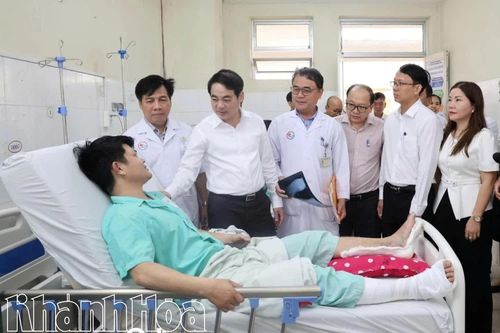 Bí thư Tỉnh ủy Nghiêm Xuân Thành thăm hỏi nạn nhân các vụ sạt lở
