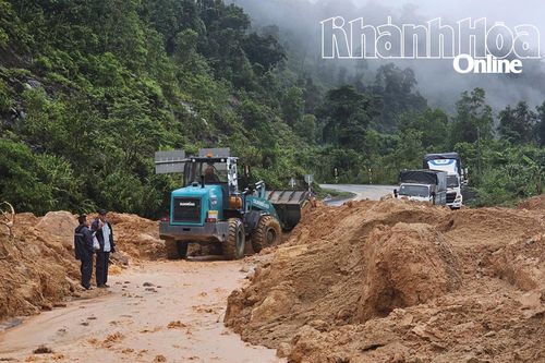 Khẩn trương khắc phục sạt lở tại các tuyến đường huyết mạch