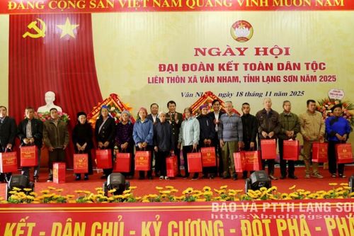 Đại tướng Lương Tam Quang, Ủy viên Bộ Chính trị, Bộ trưởng Bộ Công an dự Ngày hội Đại đoàn kết toàn dân tộc liên thôn xã Vân Nham
