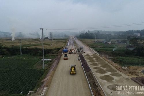 Nhộn nhịp trên công trường quốc lộ 4B